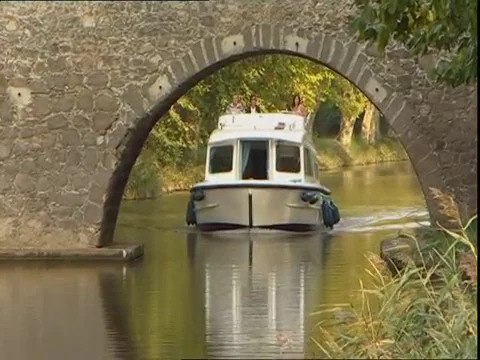 Clip 3 - Driving a canal boat - ENG