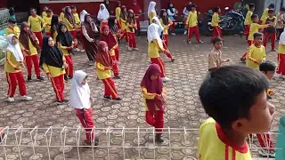 siswa sd lagi senam dikasih musik seperti ini auto goyang semua