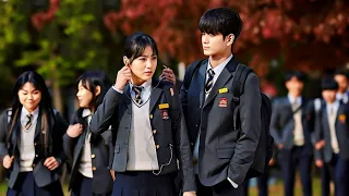 بنت بتتعرض للتنمر فى مدرستها عشان طيبة ولكن بيدافع عنها أوسم شاب فى المدرسة وبيحبها بس بيسافر فجأة 