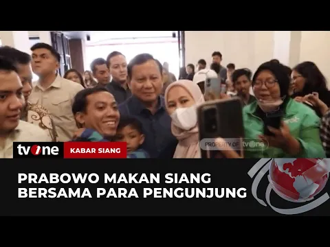 Prabowo Disambut Hangat Warga saat Makan Siang di Kedai Mie di Kawasan Tebet
