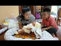 Download Lagu Mommy Sreypov: Good memories of my family - Brother Seyhak help Mommy cooking - Yummy braised pork