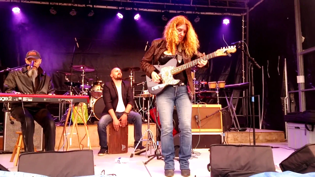 DEBBIE BOND - BEAUTIFUL ROLLING WOMAN AU COME TO GATHER FESTIVAL 2017 DE NEYDENS