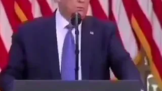 ترامب يلقي بيت شعر 