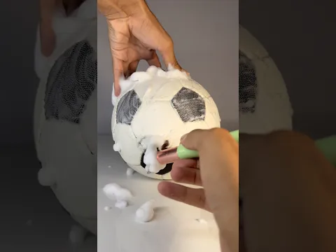 নোংরা ফুটবল পরিষ্কার! ⚽🧼”