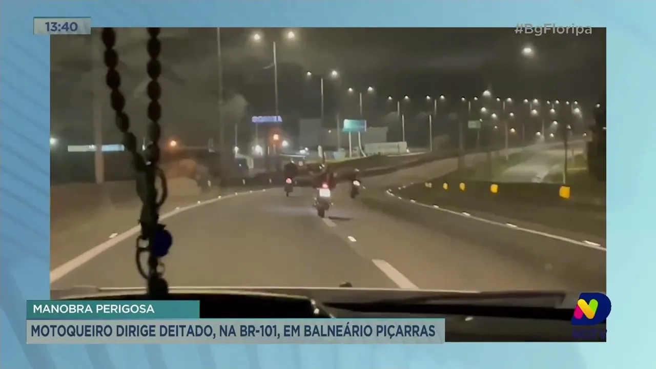 Motoqueiro dirige deitado, na BR-101, em Balneário Piçarras