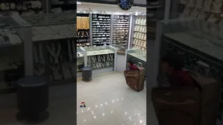 شاهد كيف تمت سرقة محل المجوهرات بطريقة غير تربوية ذهب 