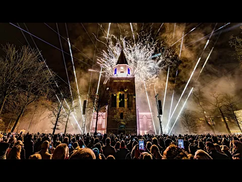 Video Officiële aftermovie van de eindshow van Derde Kerstdag in Emmen op 27 december 2025. De video toont de combinatie van drones, lasers, licht en vuurwerk bij de Grote Kerk op het Marktplein.