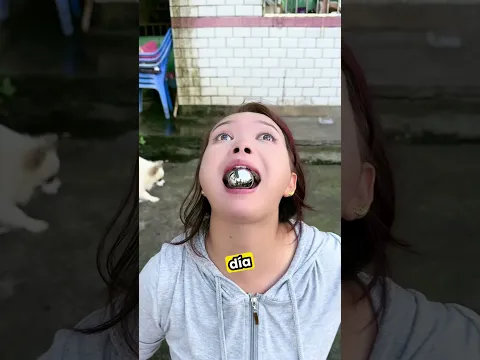 La chica que nació con la capacidad de tragarse lo que sea 😱😅