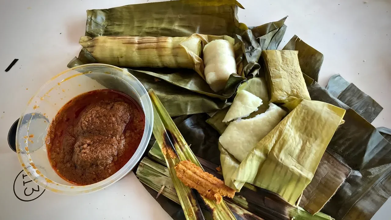 Kampong-style OTAK OTAK and ethnic Bugis dishes at Geylang Serai! (Singapore street food)