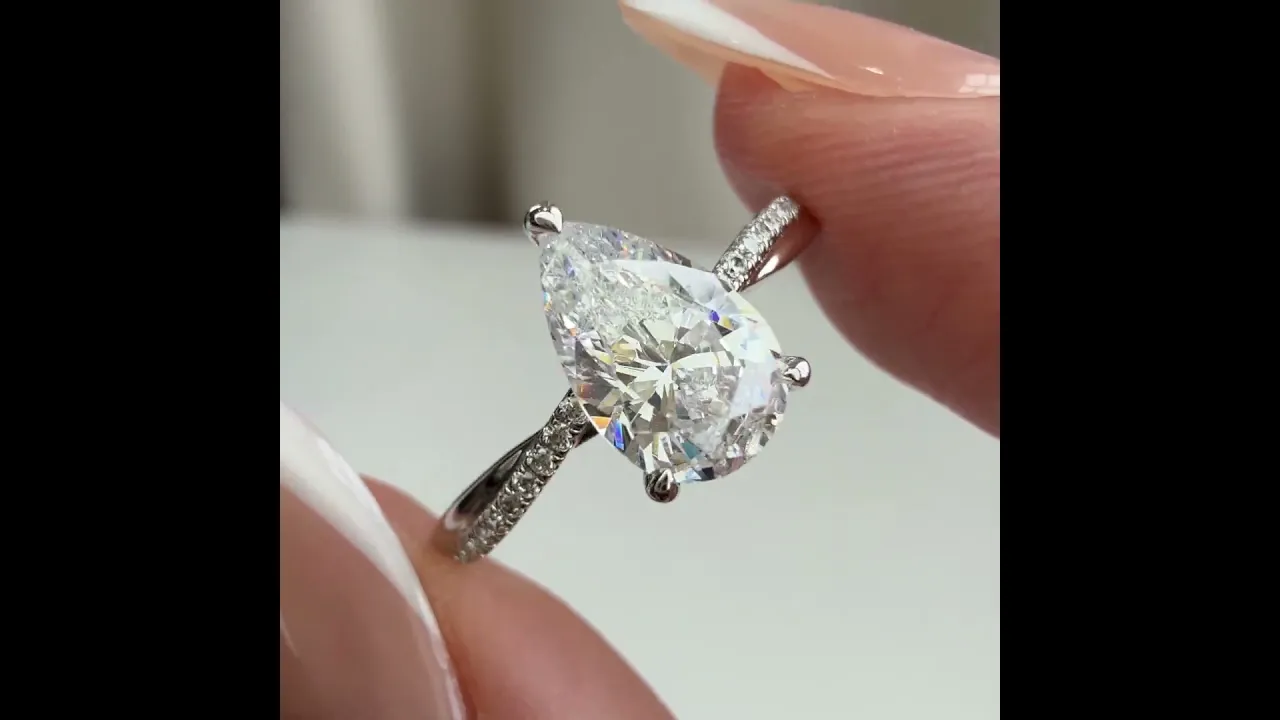 Daphne丨1CT Pear Lab Diamond Engagement Ring–Twisted 14K Gold Band