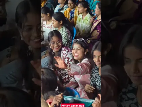ହଲ ଭିତରେ ଝିଅଙ୍କ ଡ୍ୟାନ୍ସ ଦେଖନ୍ତୁ