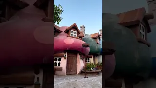 قرية السنافر في دبي روعة 