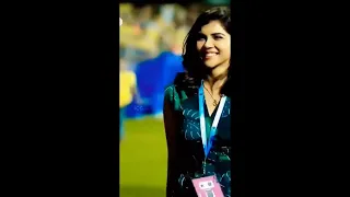 كلو يسكت كلو يسمع       بدي احكي اللي بقلبي       هالحلوة الجاية تدلع        بعلنها الليلة حبي       دندنها