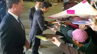 david schwimmer signing autographs for fans in hollywood