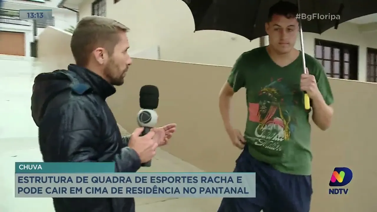 Estrutura de quadra de esportes racha e pode cair em cima de residência em Florianópolis
