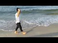 Download Lagu Berjalan di tepi pantai tertiup angin berhembus