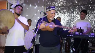 Omonboy ota Qarriliq to`grisida kuylaydi