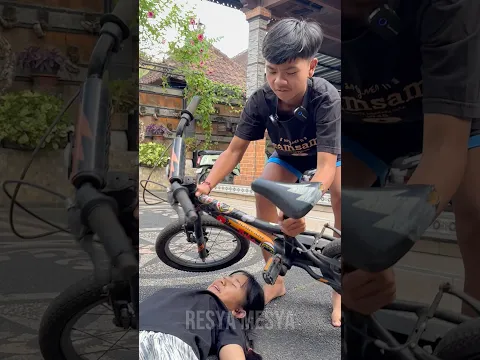 Lucu !!! Dode Lempar Sepeda jadi kena.... | Resya Mesya