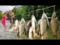 Download Lagu Fishing Skills - Single Mother and Daughter Use Traditional Fishing Techniques to Catch Giant Carp