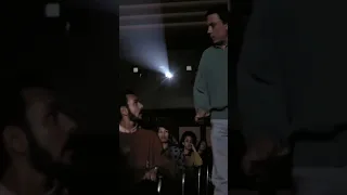 لما تدور على صاحبك في السينما 