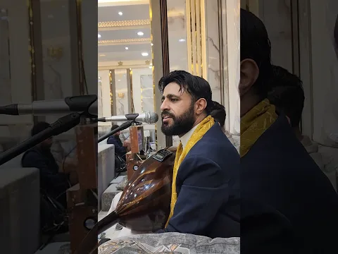 شاهد حماس الديك مع المطر
