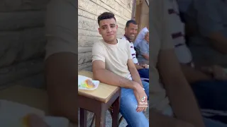 شاب مصري يبهر الناس بصوته في مقهى شعبي رجعوني عنيك ام كلثوم   دندنها