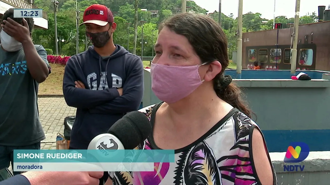 Famílias com ordem de despejo de área irregular fazem protesto em Blumenau