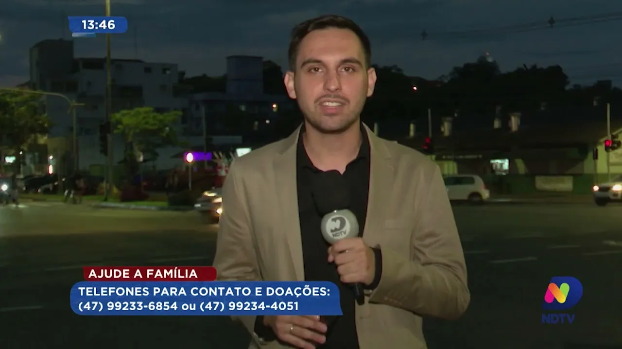 Casa de madeira fica totalmente destruída por incêndio em Blumenau