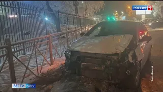 В Омской области с моста сорвался автомобиль