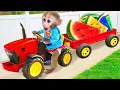 Download Lagu Monyet Bon Bon Imut minum jus buah dari mesin penjual otomatis di peternakan bersama teman bebek