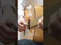 Download Lagu De man die elektrische snaren op zijn akoestische gitaar zette.