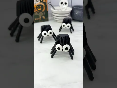 Spooky Spider Cupcakes 🕷️🖤 So easy to make! 👀🧁 #halloween #cupcakes #cakedbyrach