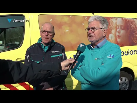 Wensambulance krijgt cheque van Bertus Grotenhuis