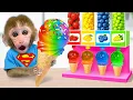 Download Lagu Monyet Bon Bon Imut senang dengan popcorn pelangi raksasa di taman bersama teman bebek