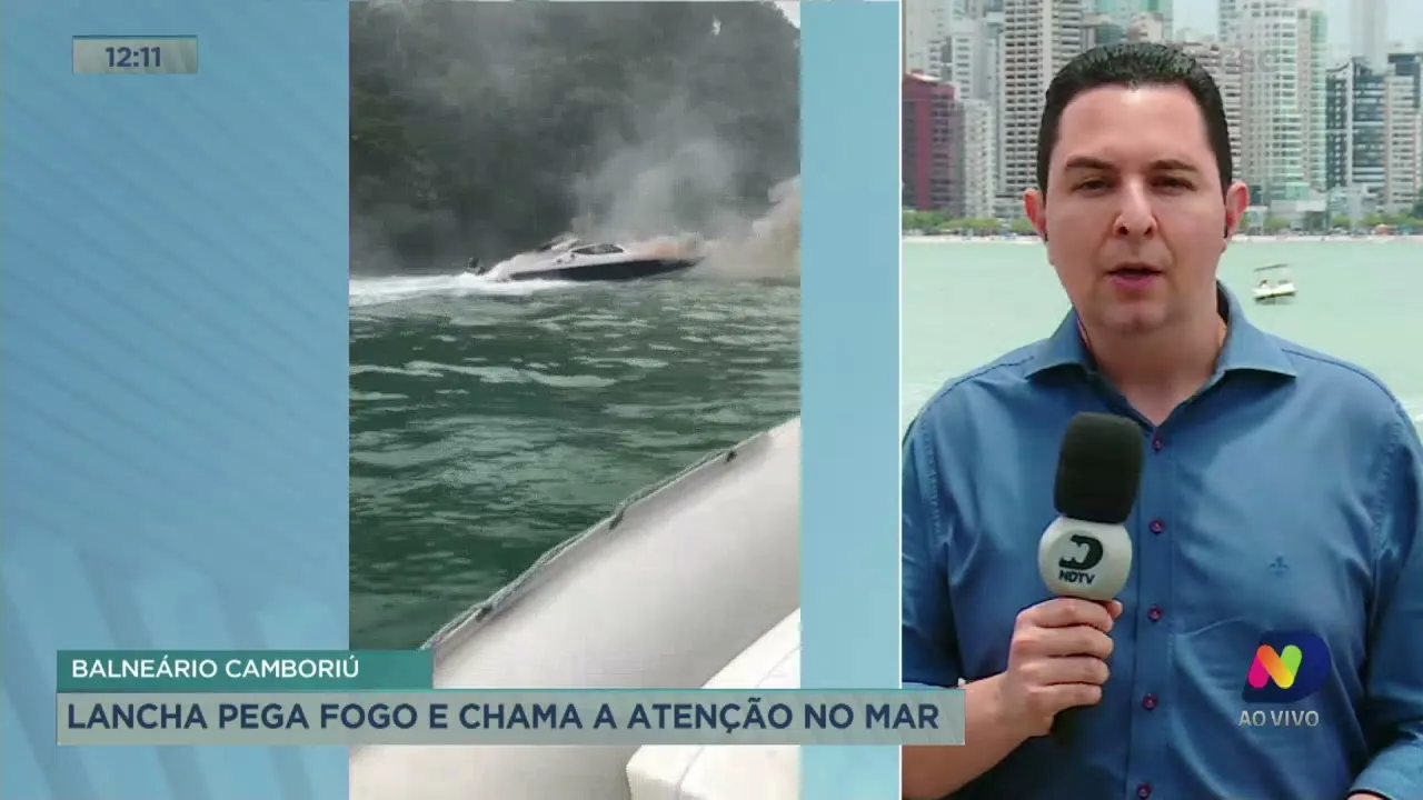 Lancha pega fogo e chama atenção no mar em Balneário Camboriú