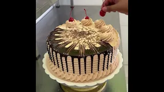 los pasteles selva negra son los mas vendidos en la pasteleria