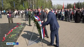 В Парке Победы омичи возложили венки и цветы к памятникам воинской славы и Вечному огню