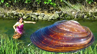 The clam is so big that it's about to climb ashore, no wonder there are so many pearls