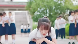 بنت كيوته مصـابه بالسـرطـان والكل بيتـنـمر عليها بس اوسم شاب فالمدرسة بيحبها وبيدافع عنها ملخص كامل 