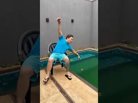 Quando o filho escorrega e cai no fundo da piscina mãe pula pra salvar ele 😂