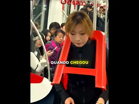 🪑 Ela prende o banquinho na cabeça de novo