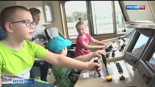 Юные омичи попробовали себя в роли машиниста