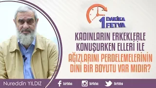 Kadınların erkeklerle konuşurken elleri ile ağızlarını perdelemelerinin dini bir boyutu var mıdır?