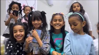 اطفال ومواهب بلس الزهرات وش حاطين خلفية لجوالاتهم مين حط صورة الاستاذ ابراهيم 
