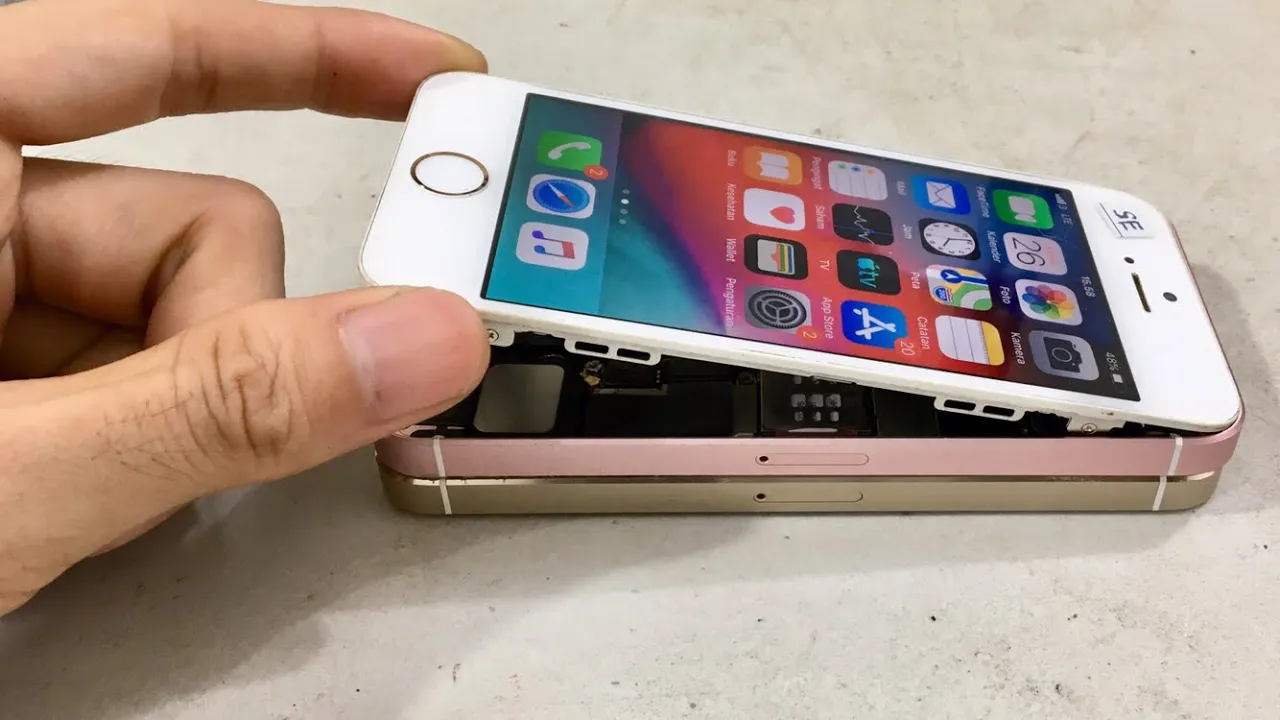 CASING PREMIUM ZAMAN IPHONE SE DI 2016 YANG BISA DIPAKAI DI SE , 5 DAN 5S YANG SUDAH TURUN SETENGAH . 