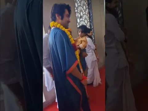 ❤️ करेरा में बागेश्वर धाम सरकार ने छोटी सी बच्ची को पहनाई अपनी माला 🙏🚩 | प्यारा पल 🌺 #shorts
