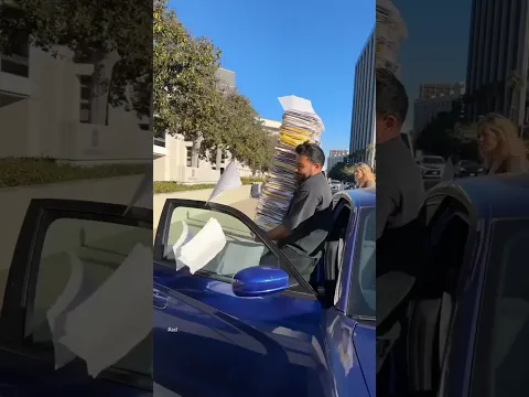 هادا الرجل كان شايل هدول الدفاتر ورايح على الشركة وفجأة !!! صدم الجميع #shortvideo