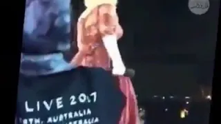 اديل تقبل يد معجبه    بدون واسطه يا عسيلى   دندنها