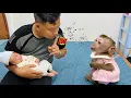 Download Lagu Diana monkey uses words to get her dad to let her touch the baby