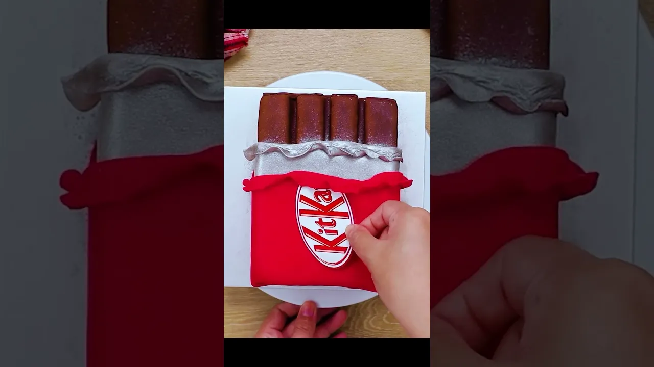 VIRAL Tiktok Giant KitKat Cake Hack #hooplarecipes #shorts #cakedecorating #kitkat